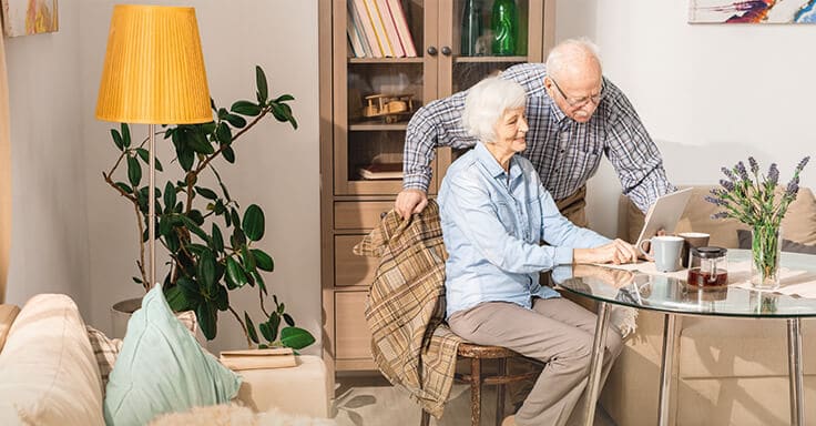 Seniorenpaar mit Tablet